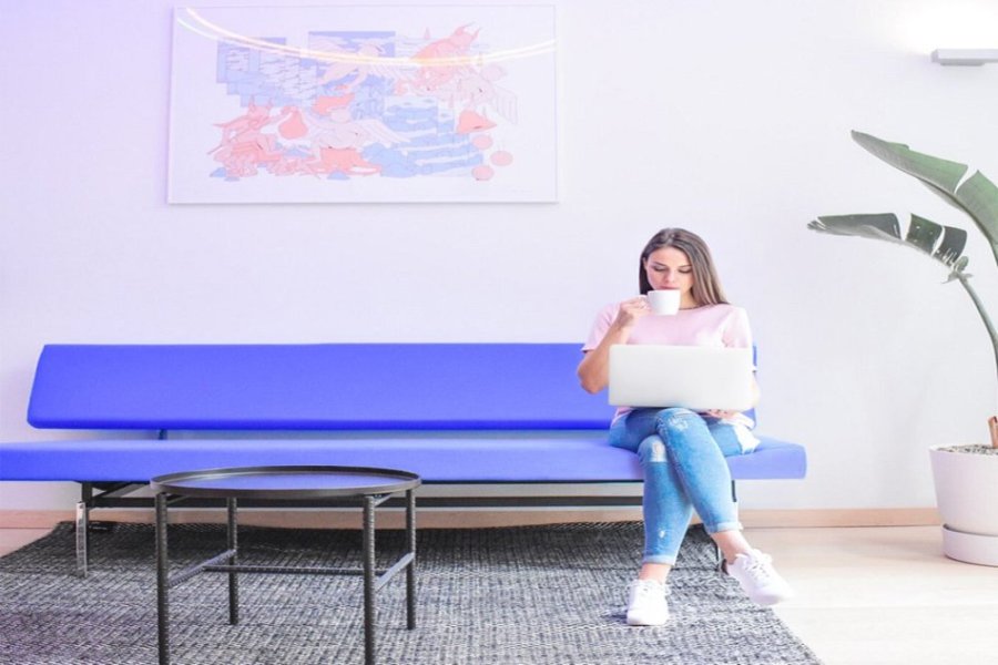 Koffie drinken op de bank in de Smart Hub in Hotel 171 in Rotterdam
