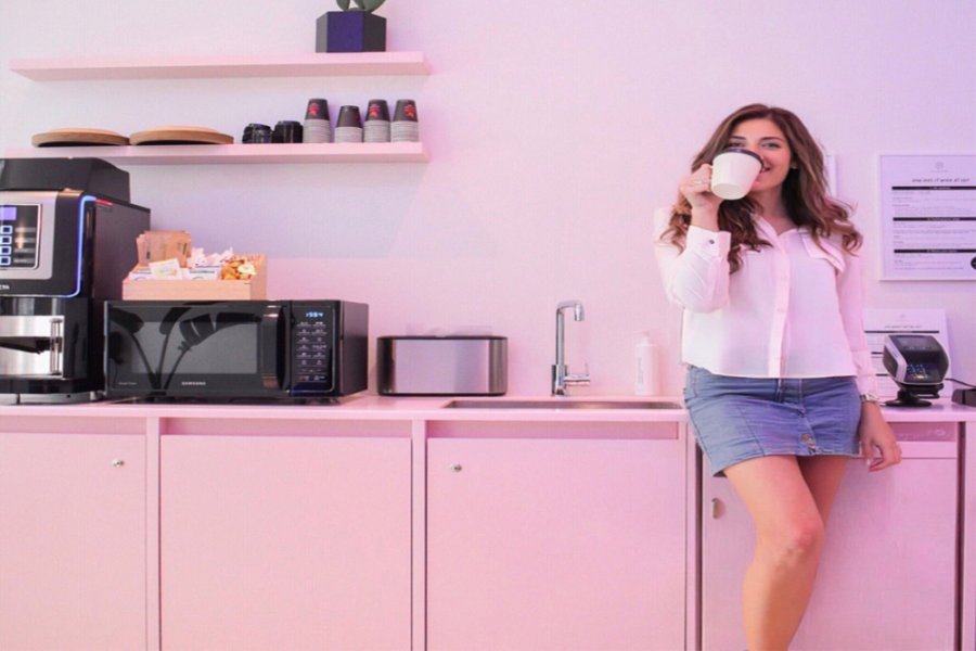 Vrouw drinkt koffie aan de keukentafel in Hotel 171 in Rotterdam